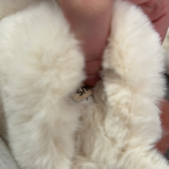 Anthropologie White Fuzzy Faux Fur Cozy Slip On Slippers S/M - Picture 5 of 5